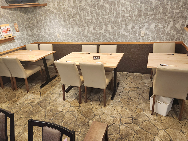 広々としたテーブル席